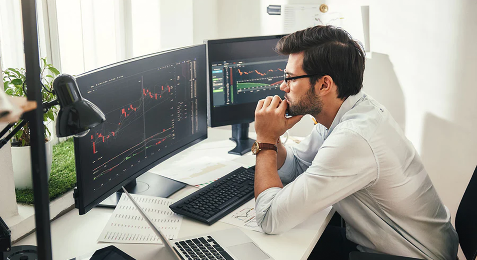 Te contamos las ventajas de utilizar dos monitores. 🖥️