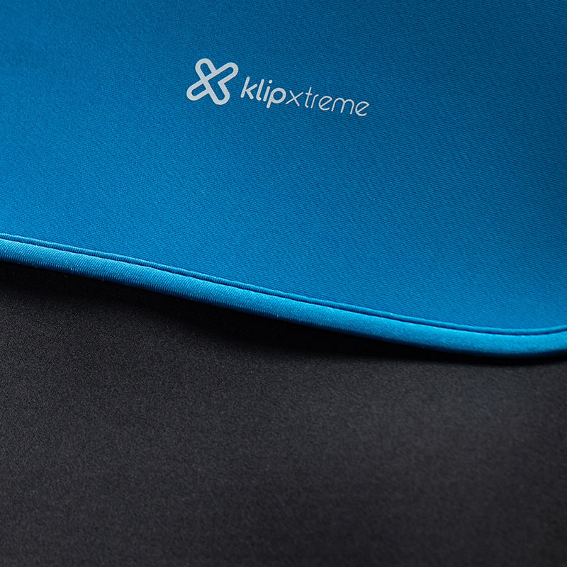 Funda de neopreno reversible para laptop de 14" Klip Xtreme Kolours, Azul y Negro
