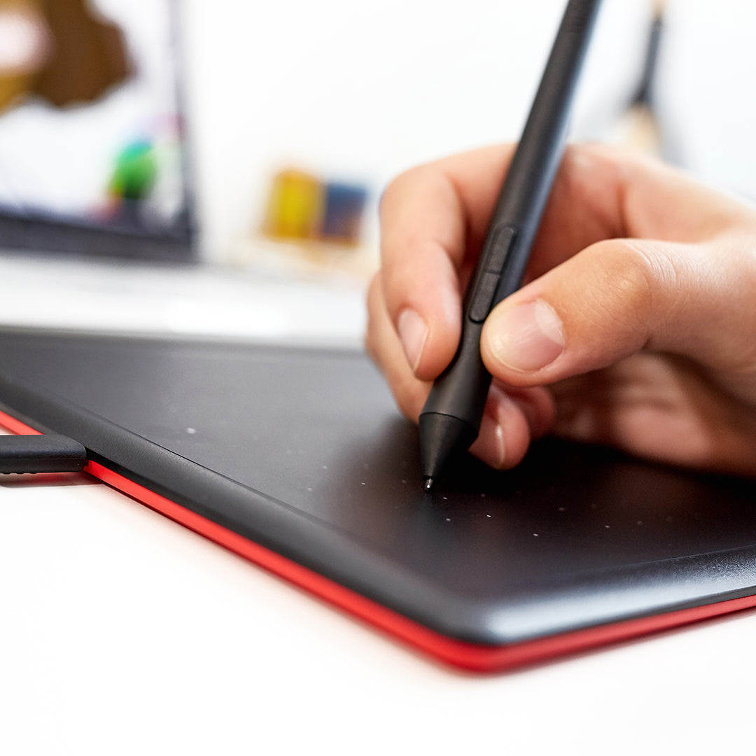 Tableta gráfica One By Wacom Small, conexión usb, incluye lápiz, negro con rojo